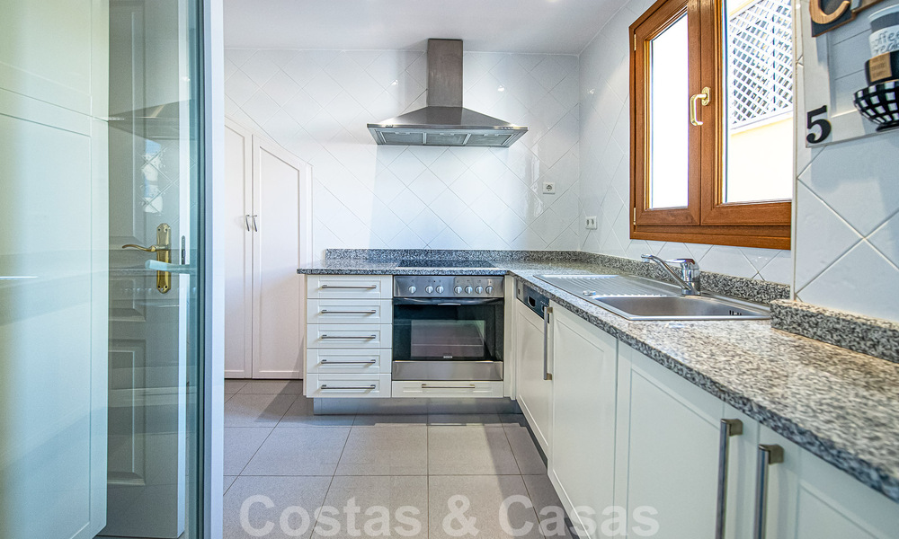 Amplio ático dúplex en venta con vistas al mar, cerca de todos los servicios en la Milla de Oro de Marbella 49627