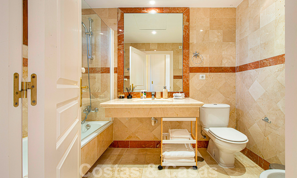 Amplio ático dúplex en venta con vistas al mar, cerca de todos los servicios en la Milla de Oro de Marbella 49631