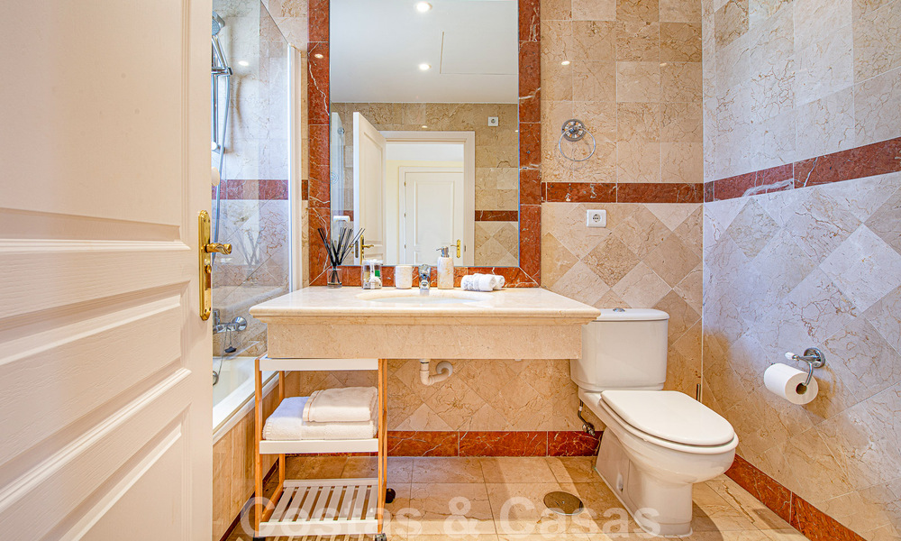 Amplio ático dúplex en venta con vistas al mar, cerca de todos los servicios en la Milla de Oro de Marbella 49635