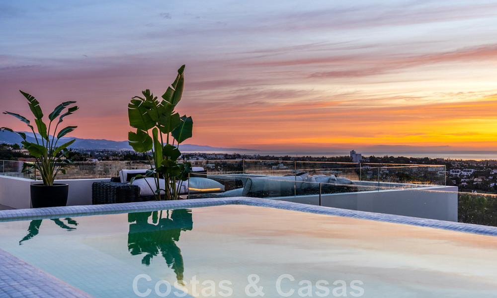 Exclusiva villa de diseño con vistas panorámicas al mar en venta en un resort de golf de cinco estrellas en Marbella - Benahavis 48840