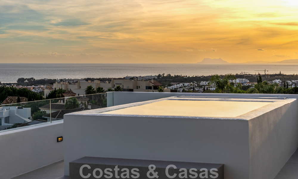 Exclusiva villa de diseño con vistas panorámicas al mar en venta en un resort de golf de cinco estrellas en Marbella - Benahavis 48848