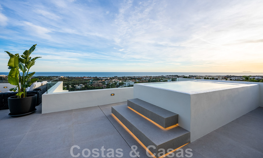 Exclusiva villa de diseño con vistas panorámicas al mar en venta en un resort de golf de cinco estrellas en Marbella - Benahavis 48875