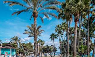 Apartamento de 3 dormitorios en venta en urbanización exclusiva y cerrada en primera línea de playa en San Pedro, Marbella 49640 