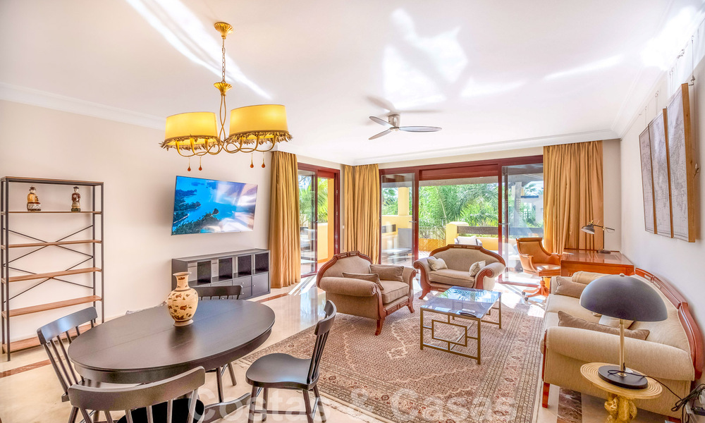 Apartamento de 3 dormitorios en venta en urbanización exclusiva y cerrada en primera línea de playa en San Pedro, Marbella 49641