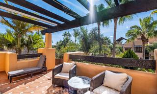 Apartamento de 3 dormitorios en venta en urbanización exclusiva y cerrada en primera línea de playa en San Pedro, Marbella 49642 