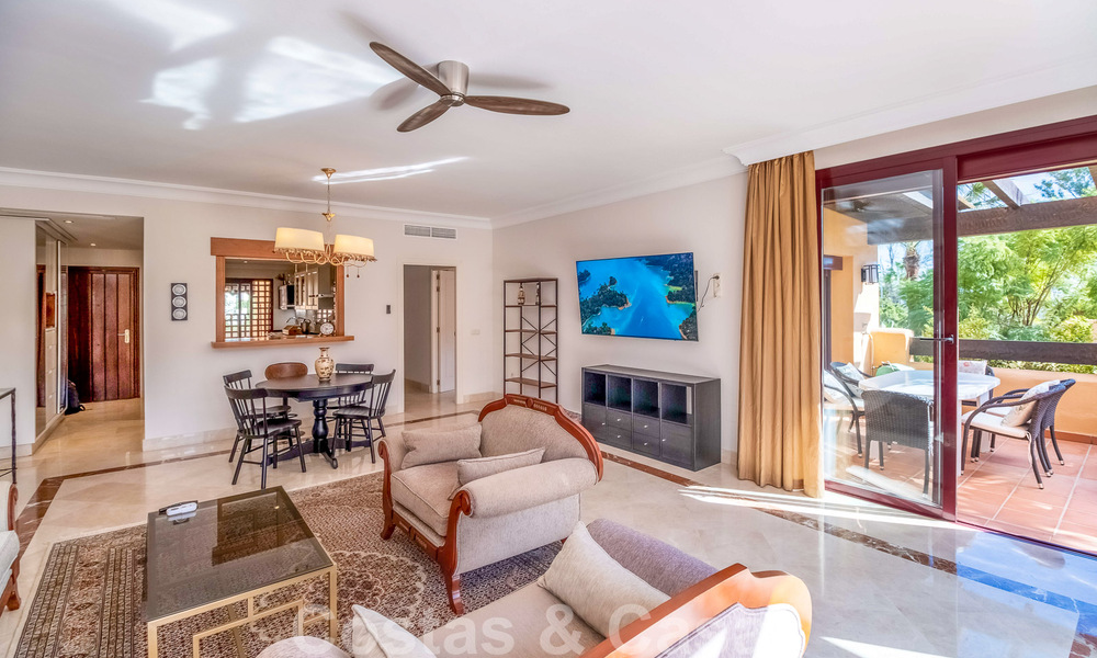 Apartamento de 3 dormitorios en venta en urbanización exclusiva y cerrada en primera línea de playa en San Pedro, Marbella 49643