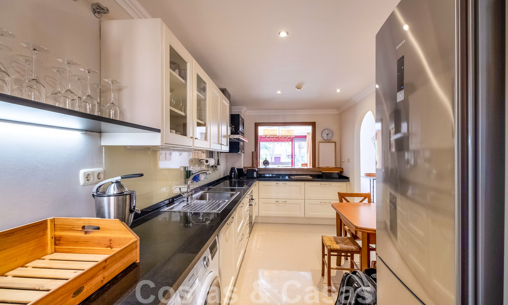 Apartamento de 3 dormitorios en venta en urbanización exclusiva y cerrada en primera línea de playa en San Pedro, Marbella 49644