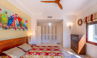 Apartamento de 3 dormitorios en venta en urbanización exclusiva y cerrada en primera línea de playa en San Pedro, Marbella 49645 