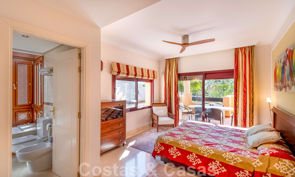 Apartamento de 3 dormitorios en venta en urbanización exclusiva y cerrada en primera línea de playa en San Pedro, Marbella 49649