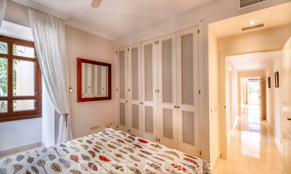 Apartamento de 3 dormitorios en venta en urbanización exclusiva y cerrada en primera línea de playa en San Pedro, Marbella 49650
