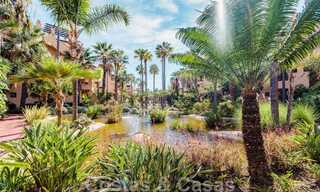 Apartamento de 3 dormitorios en venta en urbanización exclusiva y cerrada en primera línea de playa en San Pedro, Marbella 49652 