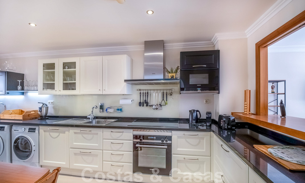 Apartamento de 3 dormitorios en venta en urbanización exclusiva y cerrada en primera línea de playa en San Pedro, Marbella 49658