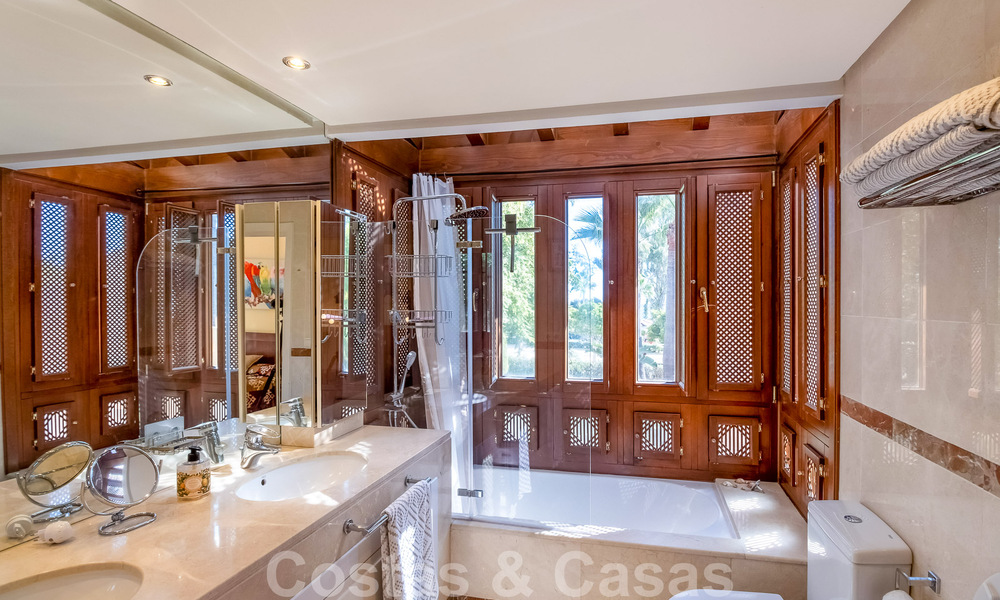 Apartamento de 3 dormitorios en venta en urbanización exclusiva y cerrada en primera línea de playa en San Pedro, Marbella 49659