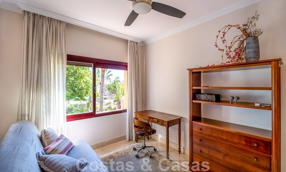 Apartamento de 3 dormitorios en venta en urbanización exclusiva y cerrada en primera línea de playa en San Pedro, Marbella 49660