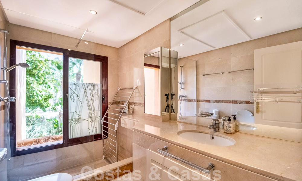 Apartamento de 3 dormitorios en venta en urbanización exclusiva y cerrada en primera línea de playa en San Pedro, Marbella 49661