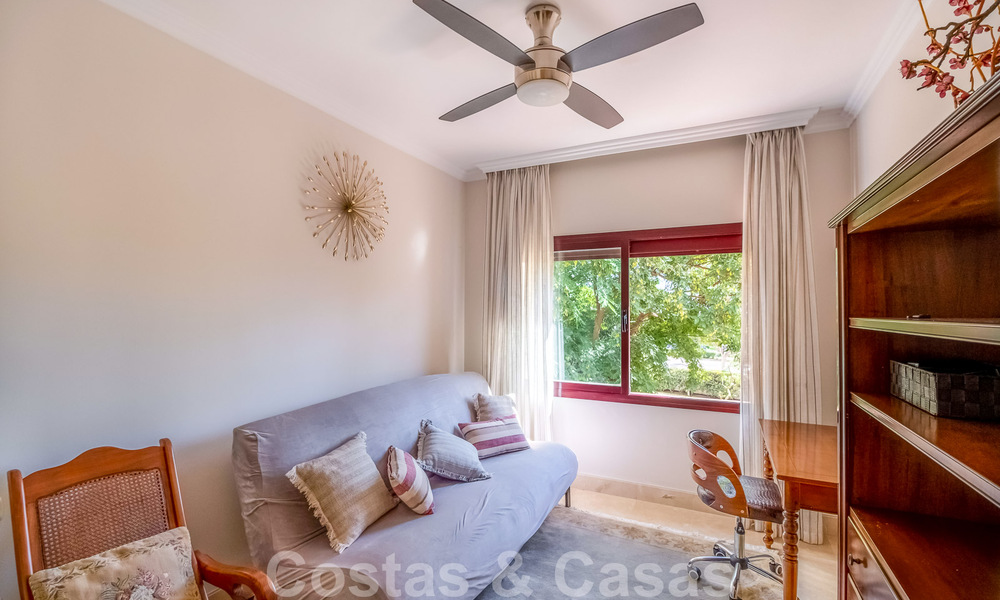 Apartamento de 3 dormitorios en venta en urbanización exclusiva y cerrada en primera línea de playa en San Pedro, Marbella 49662