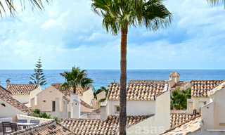 Encantadora casa adosada en venta en complejo en primera línea de playa al este del centro de Marbella 49677 
