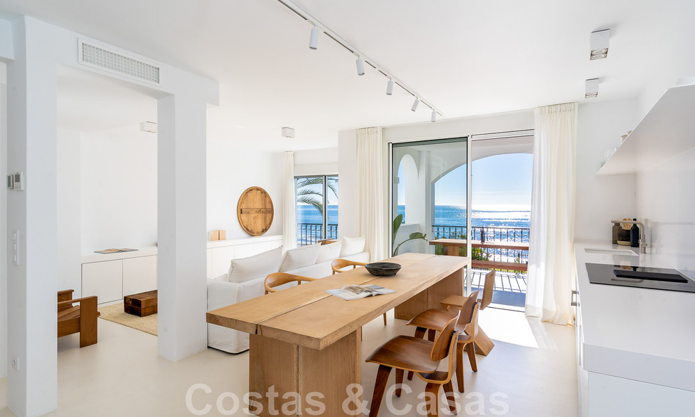 Apartamento reformado en primera línea de playa en venta en complejo de playa mediterránea con vistas panorámicas al mar, en la Nueva Milla de Oro entre Marbella y Estepona 49029