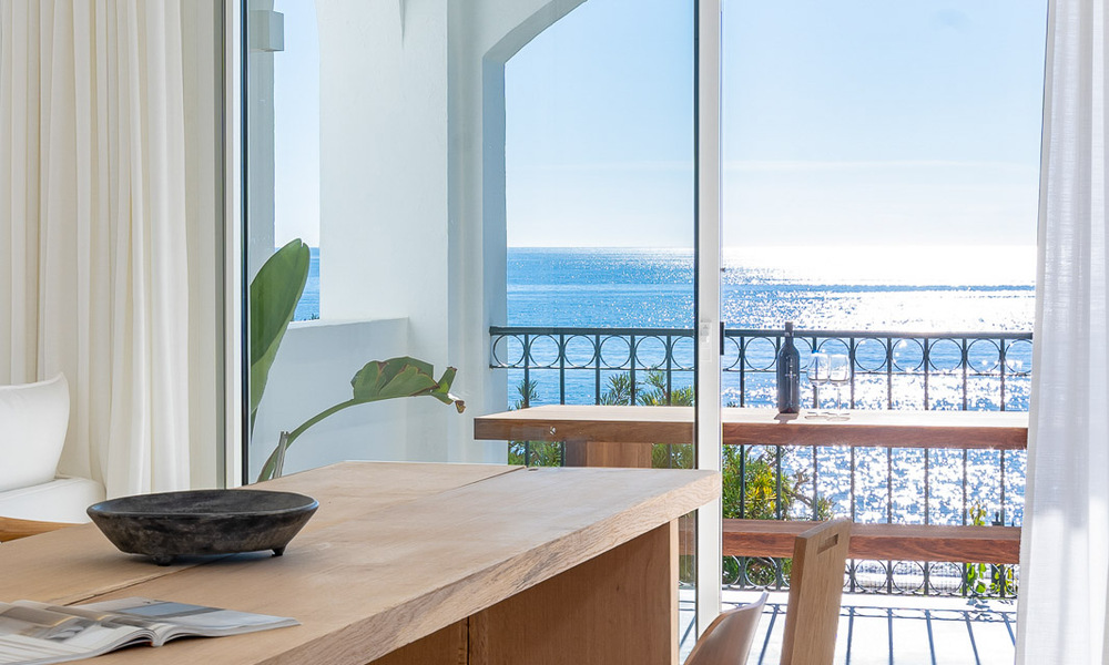 Apartamento reformado en primera línea de playa en venta en complejo de playa mediterránea con vistas panorámicas al mar, en la Nueva Milla de Oro entre Marbella y Estepona 49031