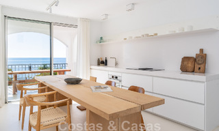 Apartamento reformado en primera línea de playa en venta en complejo de playa mediterránea con vistas panorámicas al mar, en la Nueva Milla de Oro entre Marbella y Estepona 49032 