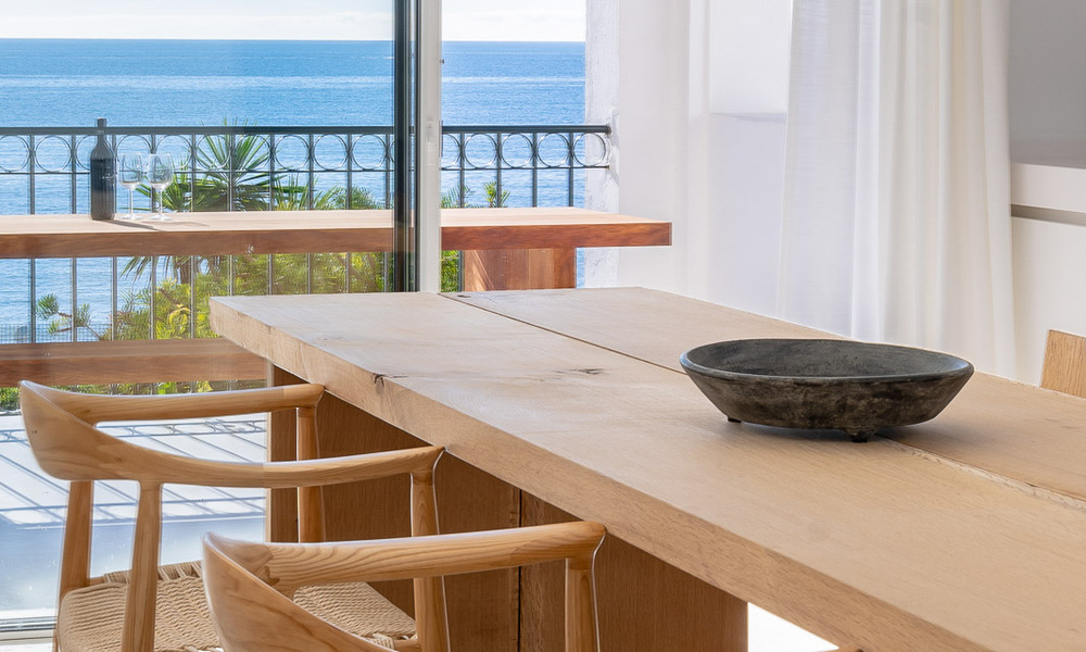 Apartamento reformado en primera línea de playa en venta en complejo de playa mediterránea con vistas panorámicas al mar, en la Nueva Milla de Oro entre Marbella y Estepona 49033