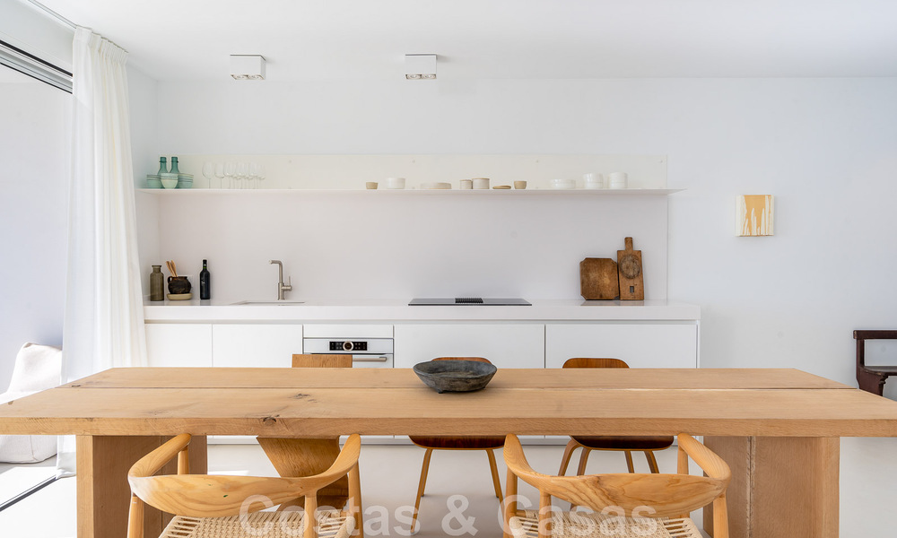 Apartamento reformado en primera línea de playa en venta en complejo de playa mediterránea con vistas panorámicas al mar, en la Nueva Milla de Oro entre Marbella y Estepona 49034