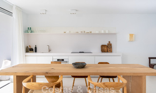 Apartamento reformado en primera línea de playa en venta en complejo de playa mediterránea con vistas panorámicas al mar, en la Nueva Milla de Oro entre Marbella y Estepona 49034 