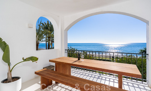 Apartamento reformado en primera línea de playa en venta en complejo de playa mediterránea con vistas panorámicas al mar, en la Nueva Milla de Oro entre Marbella y Estepona 49035