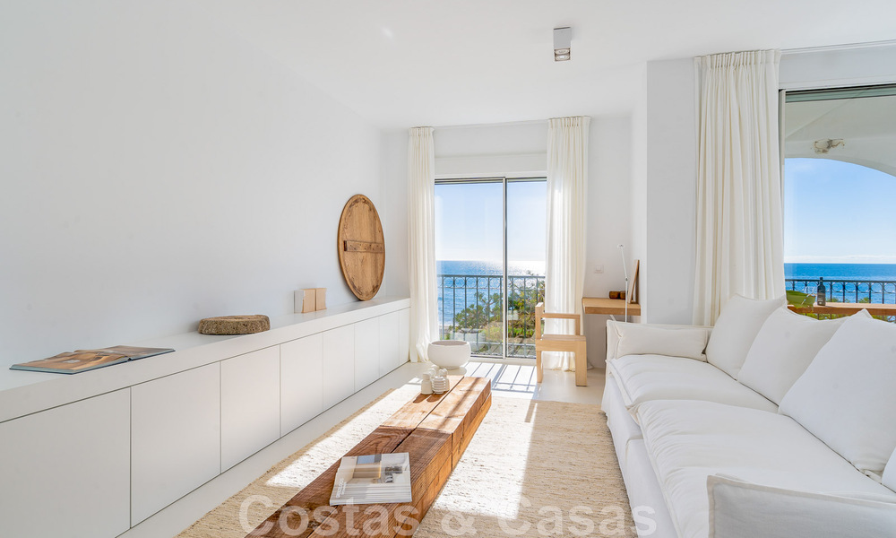 Apartamento reformado en primera línea de playa en venta en complejo de playa mediterránea con vistas panorámicas al mar, en la Nueva Milla de Oro entre Marbella y Estepona 49037