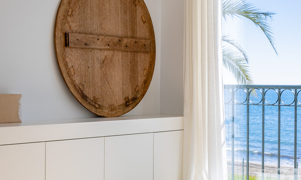 Apartamento reformado en primera línea de playa en venta en complejo de playa mediterránea con vistas panorámicas al mar, en la Nueva Milla de Oro entre Marbella y Estepona 49039