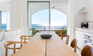 Apartamento reformado en primera línea de playa en venta en complejo de playa mediterránea con vistas panorámicas al mar, en la Nueva Milla de Oro entre Marbella y Estepona 49040 