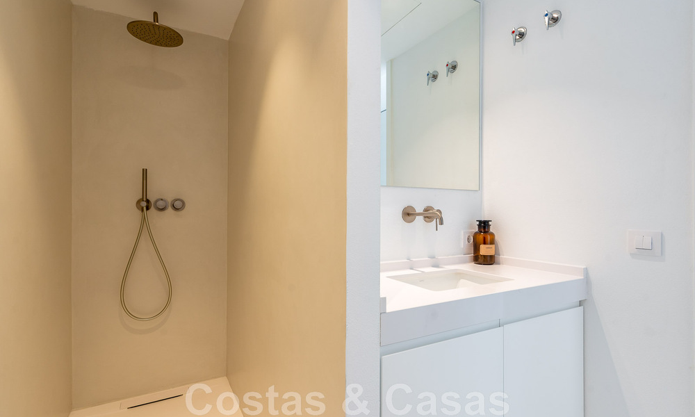 Apartamento reformado en primera línea de playa en venta en complejo de playa mediterránea con vistas panorámicas al mar, en la Nueva Milla de Oro entre Marbella y Estepona 49041