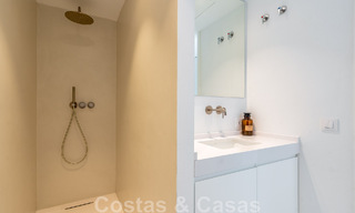 Apartamento reformado en primera línea de playa en venta en complejo de playa mediterránea con vistas panorámicas al mar, en la Nueva Milla de Oro entre Marbella y Estepona 49041 