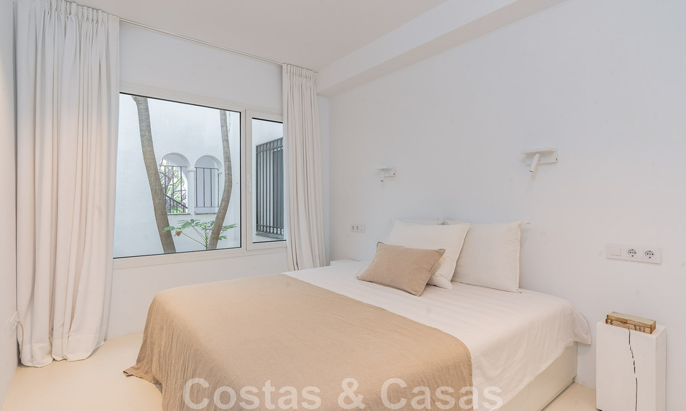 Apartamento reformado en primera línea de playa en venta en complejo de playa mediterránea con vistas panorámicas al mar, en la Nueva Milla de Oro entre Marbella y Estepona 49042