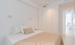 Apartamento reformado en primera línea de playa en venta en complejo de playa mediterránea con vistas panorámicas al mar, en la Nueva Milla de Oro entre Marbella y Estepona 49043 