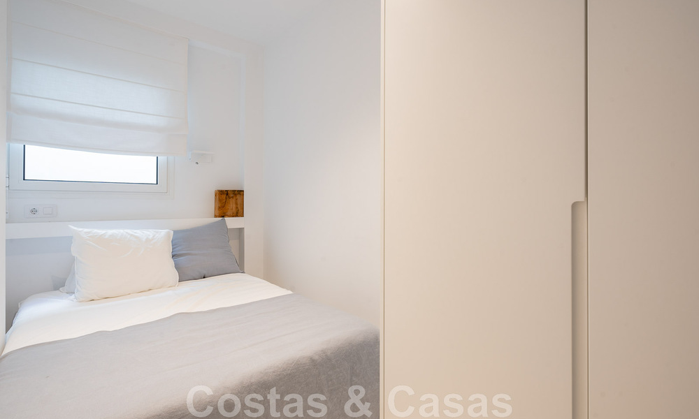Apartamento reformado en primera línea de playa en venta en complejo de playa mediterránea con vistas panorámicas al mar, en la Nueva Milla de Oro entre Marbella y Estepona 49044