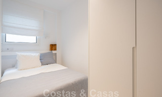 Apartamento reformado en primera línea de playa en venta en complejo de playa mediterránea con vistas panorámicas al mar, en la Nueva Milla de Oro entre Marbella y Estepona 49044 