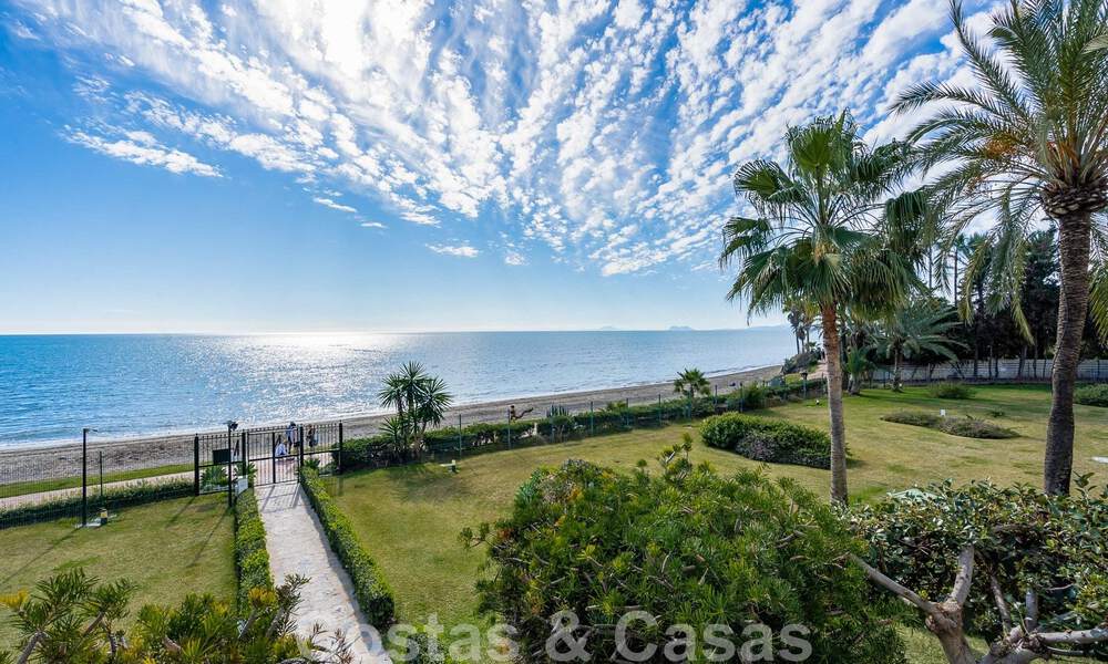 Apartamento reformado en primera línea de playa en venta en complejo de playa mediterránea con vistas panorámicas al mar, en la Nueva Milla de Oro entre Marbella y Estepona 49045