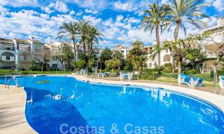 Apartamento reformado en primera línea de playa en venta en complejo de playa mediterránea con vistas panorámicas al mar, en la Nueva Milla de Oro entre Marbella y Estepona 49046 