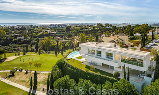 Villa de lujo en primera línea de golf, de un elegante estilo moderno, con impresionantes vistas al golf y al mar en venta en Los Flamingos Golf resort, en Marbella - Benahavis 48925