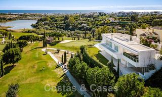 Villa de lujo en primera línea de golf, de un elegante estilo moderno, con impresionantes vistas al golf y al mar en venta en Los Flamingos Golf resort, en Marbella - Benahavis 48927 