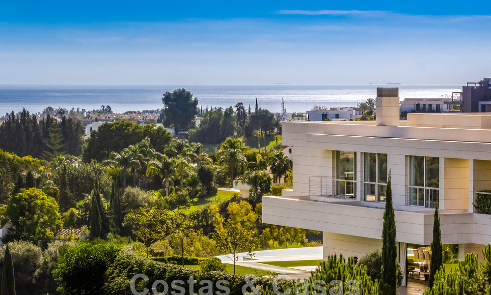Villa de lujo en primera línea de golf, de un elegante estilo moderno, con impresionantes vistas al golf y al mar en venta en Los Flamingos Golf resort, en Marbella - Benahavis 48941
