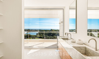 Villa de lujo en primera línea de golf, de un elegante estilo moderno, con impresionantes vistas al golf y al mar en venta en Los Flamingos Golf resort, en Marbella - Benahavis 48945 
