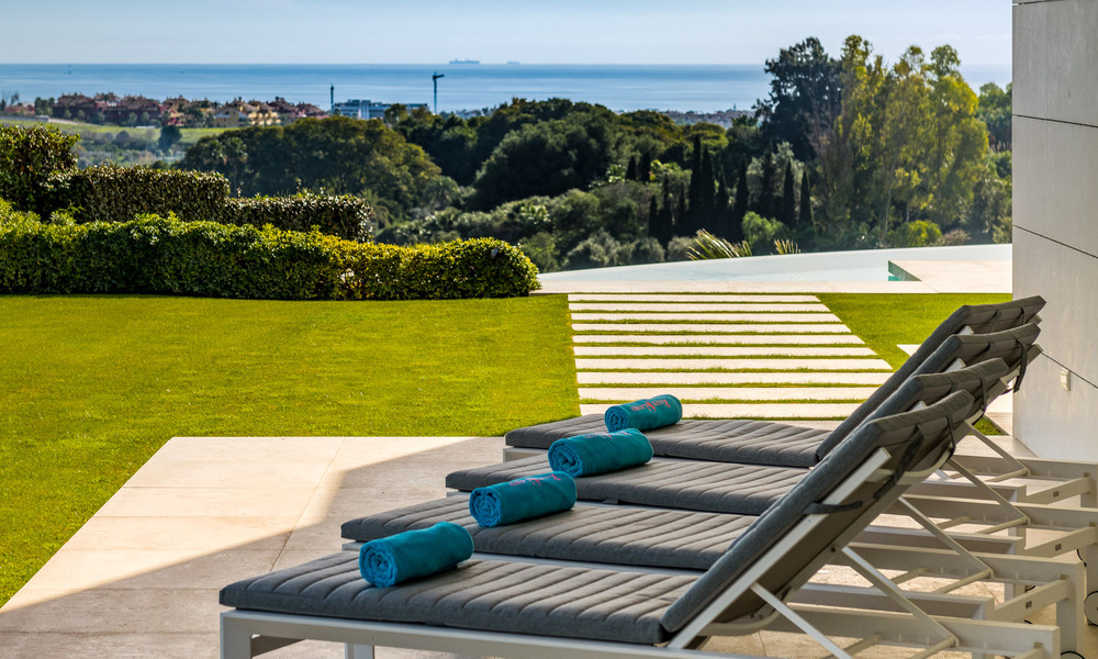 Villa de lujo en primera línea de golf, de un elegante estilo moderno, con impresionantes vistas al golf y al mar en venta en Los Flamingos Golf resort, en Marbella - Benahavis 48949