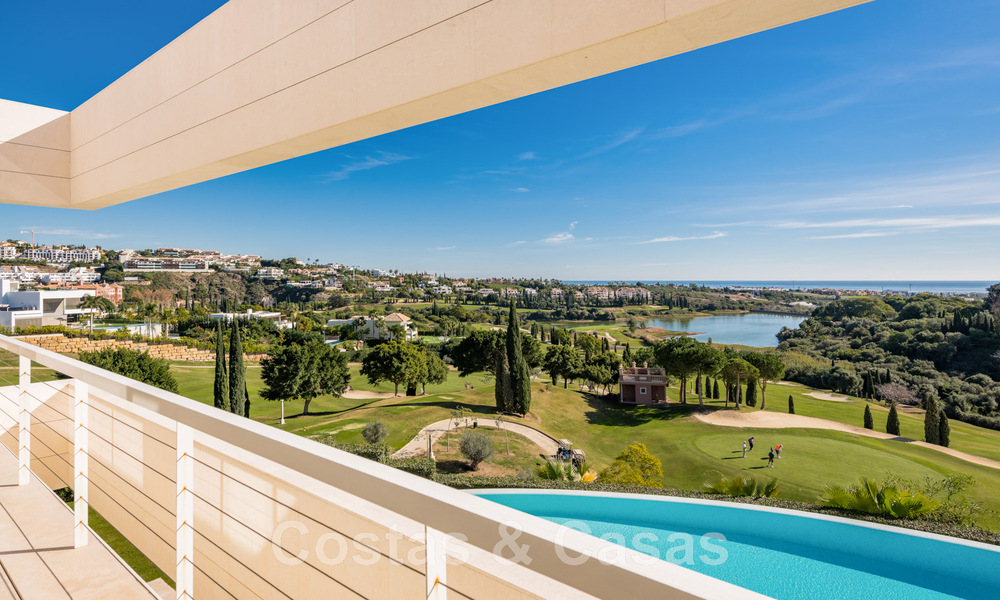 Villa de lujo en primera línea de golf, de un elegante estilo moderno, con impresionantes vistas al golf y al mar en venta en Los Flamingos Golf resort, en Marbella - Benahavis 48953