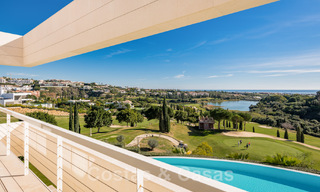 Villa de lujo en primera línea de golf, de un elegante estilo moderno, con impresionantes vistas al golf y al mar en venta en Los Flamingos Golf resort, en Marbella - Benahavis 48953 