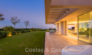 Villa de lujo en primera línea de golf, de un elegante estilo moderno, con impresionantes vistas al golf y al mar en venta en Los Flamingos Golf resort, en Marbella - Benahavis 48954 