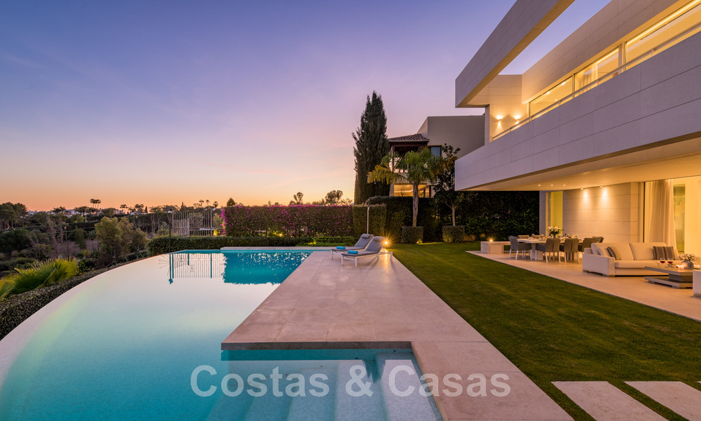 Villa de lujo en primera línea de golf, de un elegante estilo moderno, con impresionantes vistas al golf y al mar en venta en Los Flamingos Golf resort, en Marbella - Benahavis 48955