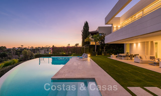 Villa de lujo en primera línea de golf, de un elegante estilo moderno, con impresionantes vistas al golf y al mar en venta en Los Flamingos Golf resort, en Marbella - Benahavis 48955 