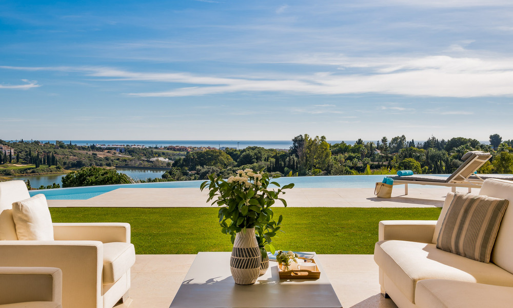 Villa de lujo en primera línea de golf, de un elegante estilo moderno, con impresionantes vistas al golf y al mar en venta en Los Flamingos Golf resort, en Marbella - Benahavis 48959